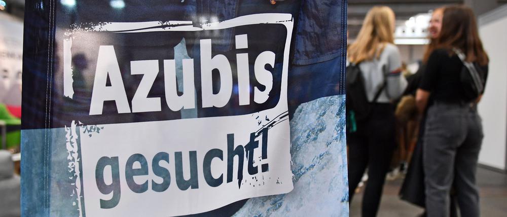 „Azubis gesucht“ steht auf einem Banner bei der Berufsorientierungsmesse „Forum Berufsstart“.