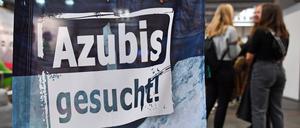„Azubis gesucht“ steht auf einem Banner bei der Berufsorientierungsmesse „Forum Berufsstart“. 