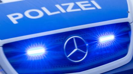 ARCHIV - 10.02.2024, Mecklenburg-Vorpommern, Rostock: Ein Einsatzfahrzeug der Polizei fährt mit Blaulicht. Vor einem Nachtclub in Rostock ist am Samstagmorgen ein Streit zwischen zwei Männern eskaliert. (zu dpa: «Streit vor Nachtclub eskaliert - Mann mit Messer verletzt») Foto: Jens Büttner/dpa +++ dpa-Bildfunk +++
