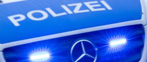 ARCHIV - 10.02.2024, Mecklenburg-Vorpommern, Rostock: Ein Einsatzfahrzeug der Polizei fährt mit Blaulicht. Vor einem Nachtclub in Rostock ist am Samstagmorgen ein Streit zwischen zwei Männern eskaliert. (zu dpa: «Streit vor Nachtclub eskaliert - Mann mit Messer verletzt») Foto: Jens Büttner/dpa +++ dpa-Bildfunk +++