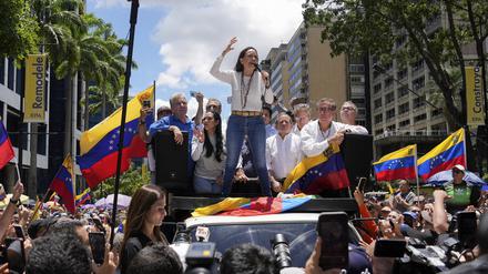 Maria Corina Machado, Oppositionsführerin in Venezuela, führt einen Monat nach der umstrittenen Präsidentschaftswahl, deren Sieg die Opposition beansprucht, einen Protest gegen die Wiederwahl von Präsident Maduro an. 