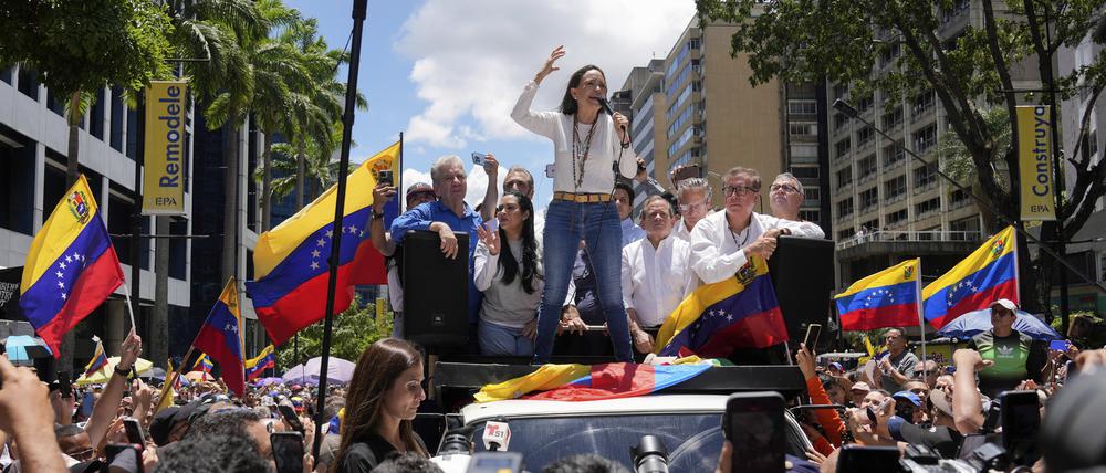 Maria Corina Machado, Oppositionsführerin in Venezuela, führt einen Monat nach der umstrittenen Präsidentschaftswahl, deren Sieg die Opposition beansprucht, einen Protest gegen die Wiederwahl von Präsident Maduro an. 