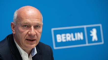 Kai Wegner (CDU), Regierender Bürgermeister von Berlin, spricht während einer Pressekonferenz im Roten Rathaus.