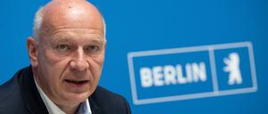 Kai Wegner (CDU), Regierender Bürgermeister von Berlin, spricht während einer Pressekonferenz im Roten Rathaus.