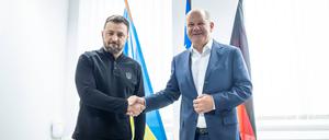 Bundeskanzler Olaf Scholz und der ukrainische Präsident Wolodymyr Selenskyj treffen sich zu einem Vier-Augen-Gespräch am Flughafen Frankfurt.