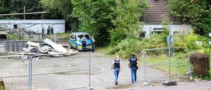 Polizeibeamte ermitteln auf einem Gelände in Iserlohn in Nordrhein-Westfalen zum Fall eines Sexualdelikts.