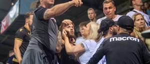 Nach dem Abpfiff gerieten Cottbuser Spieler und Verantwortliche mit Babelsberger Fans auf der Haupttribüne aneinander, Niko Bretschneider musste von Mitspielern und Familie zurückgehalten werden.
