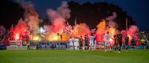 Konfliktbeladene Aufeinandertreffen: In der zweiten Runde des Landespokals zwischen Energie Cottbus und Babelsberg 03 im September 2024 zündeten Babelsberg-Anhänger Pyrotechnik im heimischen Karl-Liebknecht-Stadion.