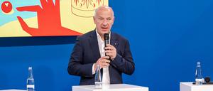 Stellte sich beim Land- und Genussmarkt des Tagesspiegels am Sonntag den Leserinnen und Lesern: Berlins Regierender Bürgermeister Kai Wegner (CDU).