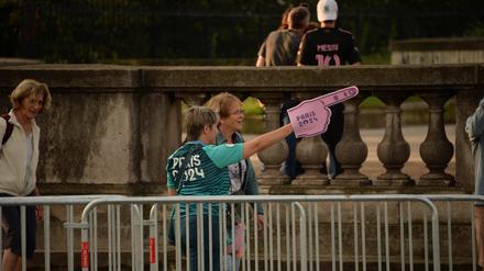 Ein Volunteer zeigt den Weg