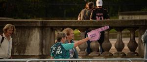 Ein Volunteer zeigt den Weg