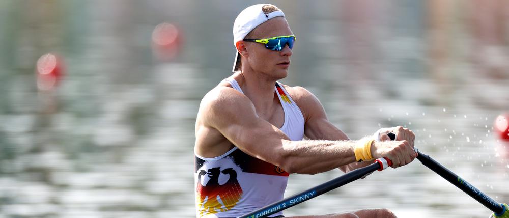 Olympiasieger Oliver Zeidler rudert im Oktober durch die Spree.