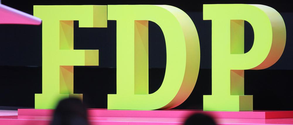 Ein Parteilogo steht auf dem 75. Ordentlichen Bundesparteitag der FDP im April 2024.