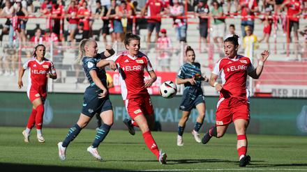 Eleni Markou (rechts) und Marie Becker zeigten mit Union eine starke Leistung gegen Bundesligist Leipzig.