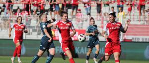 Eleni Markou (rechts) und Marie Becker zeigten mit Union eine starke Leistung gegen Bundesligist Leipzig.