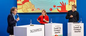 Zwei Generationen Journalismus: Volontärin Nora Ederer und Volontär Sönke Matschurek interviewten Tagesspiegel-Herausgeber Giovanni di Lorenzo.