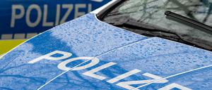 ARCHIV - 22.03.2024, Brandenburg, Trebbin: Der Schriftzug ·Polizei· auf der Kühlerhaube eines Autos, aufgenommen während einer Verkehrskontrolle an der Berliner Straße. (zu dpa: «Rassistische Parolen: Mann schreitet ein und wird geschlagen») Foto: Soeren Stache/dpa +++ dpa-Bildfunk +++