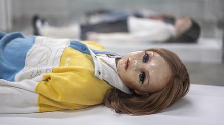 In durchsichtigen Kästen liegen Gisèle Viennes Puppen, hier im Musée d’Art Moderne de Paris, nun auch in der Ausstellung im Haus am Waldsee. 