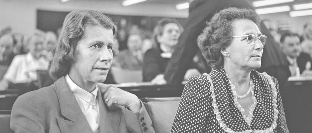 Die SPD-Politikerinnen Elinor Hubert und Lisa Albrecht während der konstituierenden Sitzung des ersten Deutschen Bundestages am 7. September 1949.
