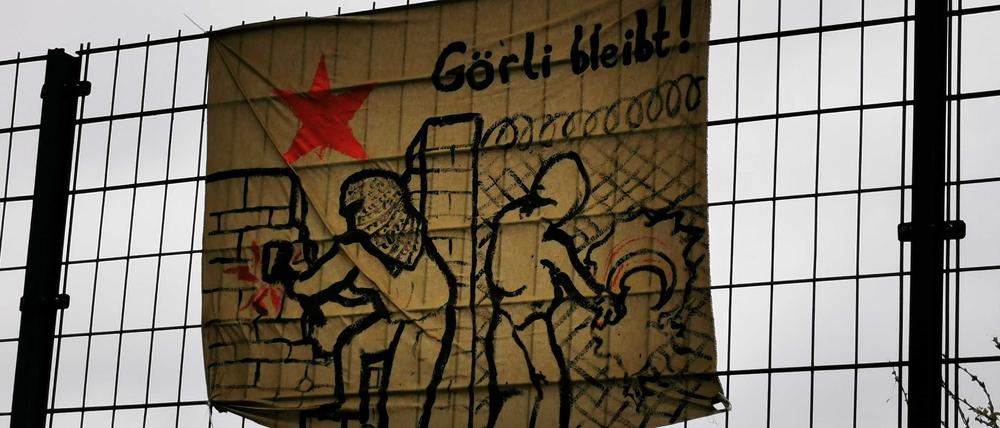 Linke Aktivisten wollen einen Zaun verhindern.