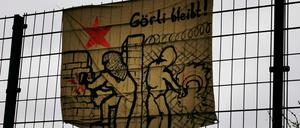 Linke Aktivisten wollen einen Zaun verhindern.