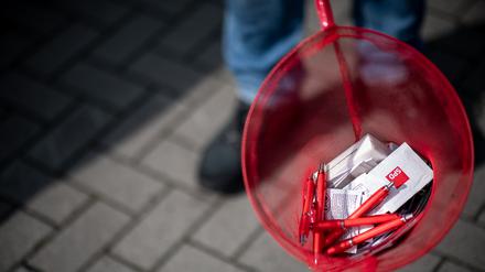 Rote SPD-Kugelschreiber in einem roten Kescher.