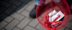 Rote SPD-Kugelschreiber in einem roten Kescher.