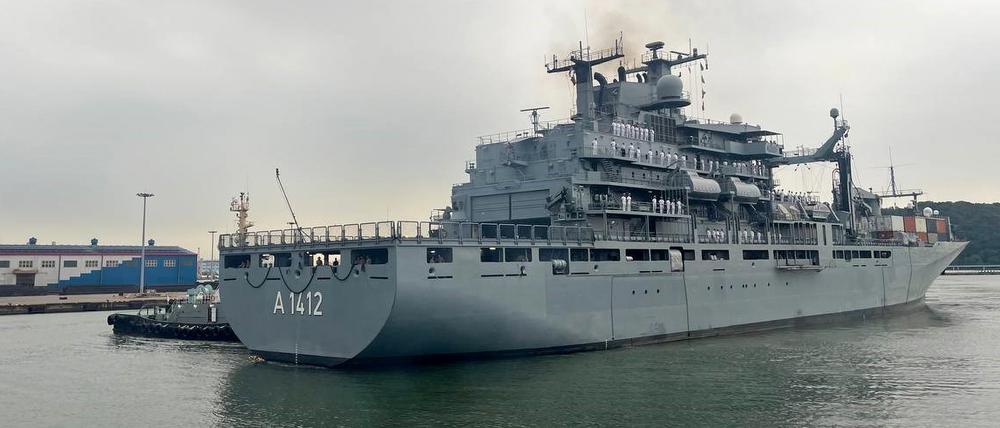 Das deutsche Versorgerschiff «Frankfurt am Main», das gemeinsam mit der Fregatte «Baden-Württemberg» im Indo-Pazifik auf Mission ist, läuft im Hafen von Incheon ein.