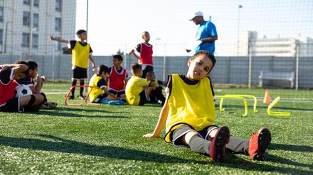Ein Junge beim Fussball Training für Kinder (Symbolbild).
