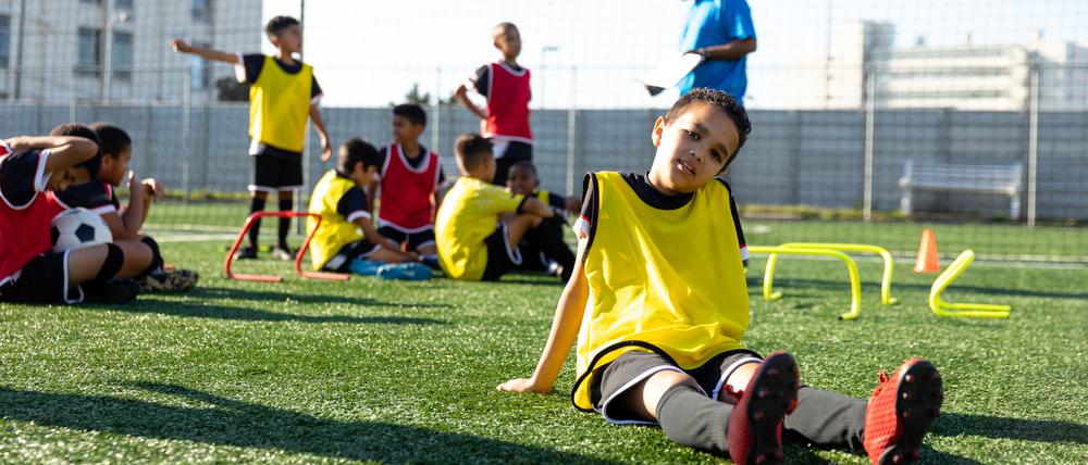 Ein Junge beim Fussball Training für Kinder (Symbolbild).