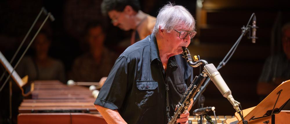 Raunzige Stimme an der Bassklarinette. John Surman im Pierre Boullez Saal, im Hintergrund Rob Waring an der Marimba.