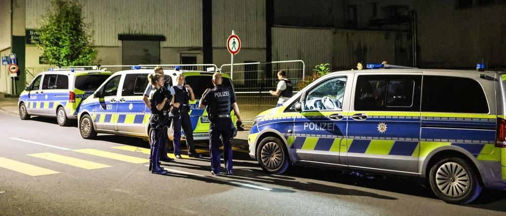 Polizeibeamte ermitteln in Iserlohn in der Nacht auf dem Gelände eines ehemaligen Brauereigebäudes zum Fall eines Sexualdelikts.