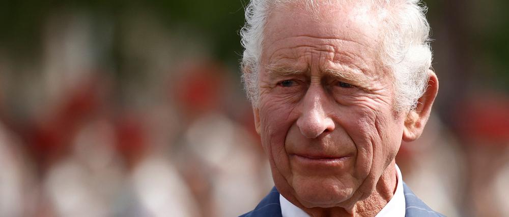 Charles folgte seiner Mutter Elizabeth mit deren Tod automatisch auf dem Thron.