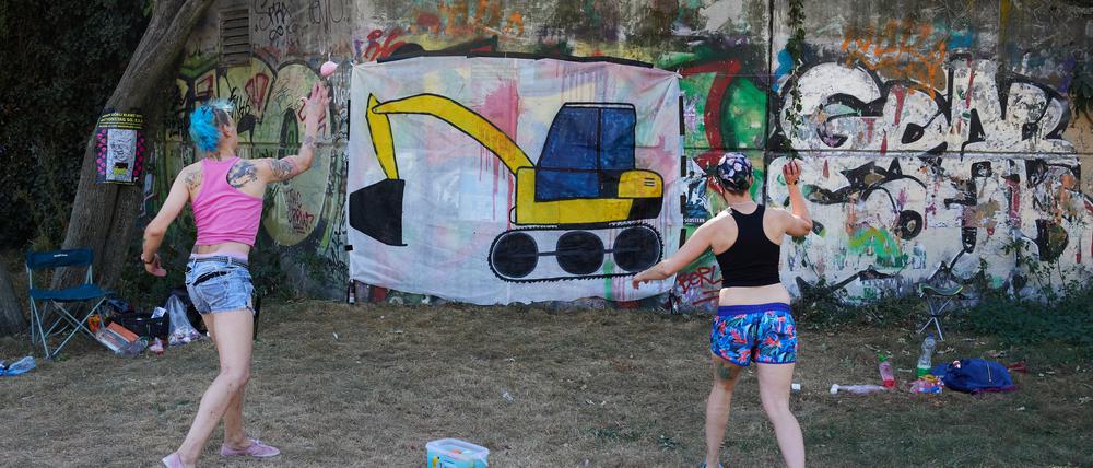 Bei der Aktionswoche «Der Görli bleibt auf!» wird das Bewerfen von Baumaschinen mit Farbbeuteln spielerisch geübt. Eine Anwohnerinitiative protestiert mit der Aktionswoche gegen den geplanten Bau eines Zauns um den Görlitzer Park.