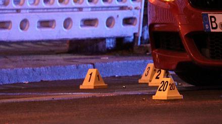 An einem Pkw am Tatort wurden Spuren gesichert, nach dem ein Mann durch Schüsse getötet wurde. 