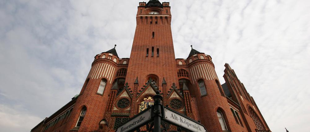 Datum: 15.08.2007 Copyright: imago/imagebroker Rathaus Köpenick , Gebäude, außen, Außenansicht; 2007, Köpenick, Sehenswürdigkeit , Rathäuser; , quer, Kbdig, Einzelbild, close, Bildhauerei, Kunst, Froschperspektive, Perspektive, Deutschland, , Reisen, Europa; Aufnahmedatum geschätzt