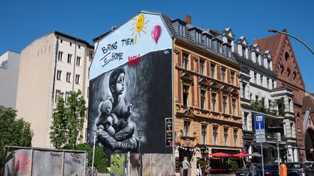 Ein Wandbild des israelischen Graffiti-Kuenstlers Benzi Brofman an einem Gebaeude entlang der Oranienburger Strasse unweit der Neuen Synagoge in Berlin-Mitte fordert die Rueckkehr der israelischen Geiseln, die am 7. Oktober des letzten Jahres von Hamas-Terroristen entfuehrt und nach Gaza verschleppt wurden. Bei den Jüdischen Kulturtagen wird der Künstler ein neues Werk gestalten. 