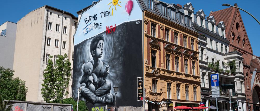 Ein Wandbild des israelischen Graffiti-Kuenstlers Benzi Brofman an einem Gebaeude entlang der Oranienburger Strasse unweit der Neuen Synagoge in Berlin-Mitte fordert die Rueckkehr der israelischen Geiseln, die am 7. Oktober des letzten Jahres von Hamas-Terroristen entfuehrt und nach Gaza verschleppt wurden. Bei den Jüdischen Kulturtagen wird der Künstler ein neues Werk gestalten. 