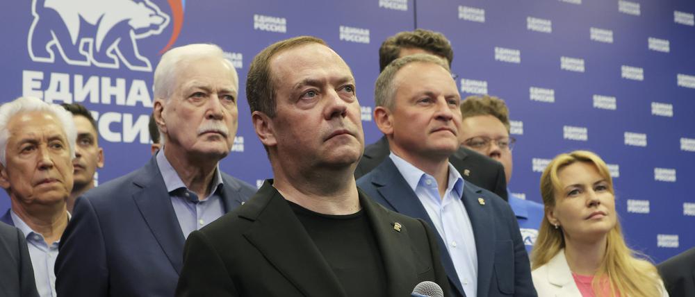 Der stellvertretende Vorsitzende des russischen Sicherheitsrates und Vorsitzende der Partei „Einiges Russland“, Dmitri Medwedew (M), spricht bei einem Briefing zu den vorläufigen Wahlergebnissen in der Parteizentrale in Moskau.