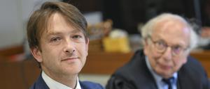 ARCHIV - 19.08.2024, Berlin: Der Eislauftrainer Stefano Caruso (l) und sein Anwalt Jens Brückner sitzen zu Beginn des Prozesses gegen den Trainer im Kriminalgericht Moabit. Der 37-Jährige soll Jungen im Alter zwischen 10 und 14 Jahren körperlich misshandelt haben, um sie zu disziplinieren. Sieben mutmaßliche Taten werden ihm vorgeworfen. 