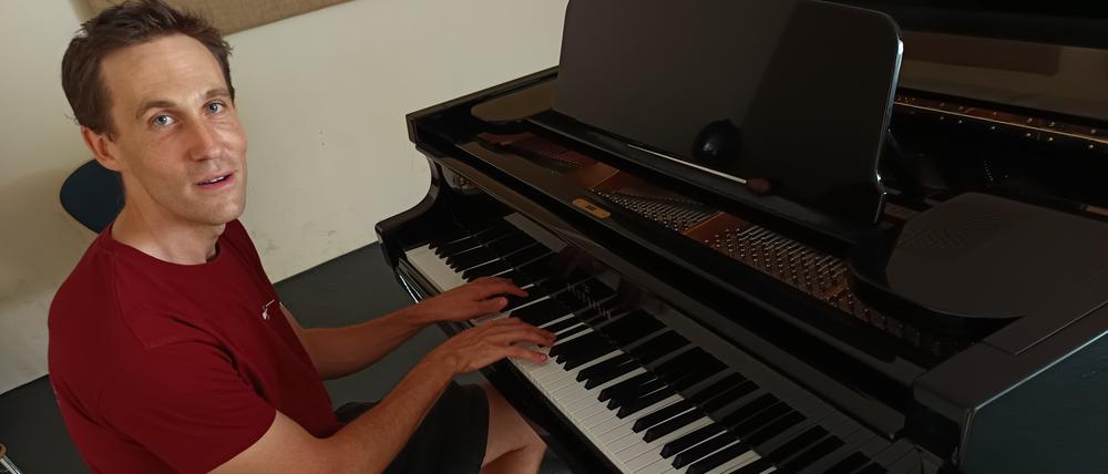 Till Schwabenbauer leitet mehrere Ensembles an der Lichtenberger Schostakowitsch-Musikschule