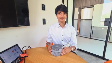 Nishit Agrawal, Mitbegründer des Start-ups Skonelabs, präsentiert eine Gerät, das mittels KI vorhersagen kann, wann Lebensmittel verderben. 