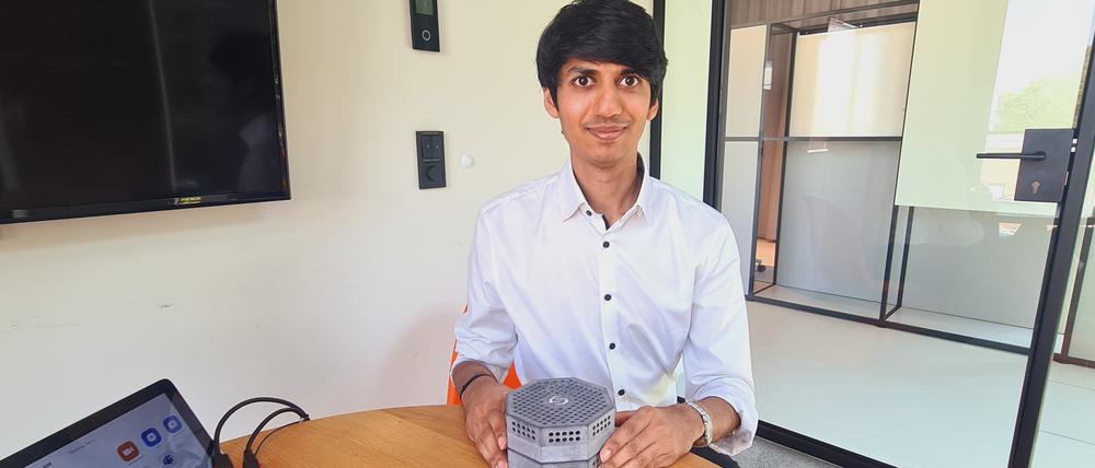 Nishit Agrawal, Mitbegründer des Start-ups Skonelabs, präsentiert eine Gerät, das mittels KI vorhersagen kann, wann Lebensmittel verderben.