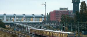 Zeugen wählten den Notruf und zogen die Notbremse. (Symbolbild)