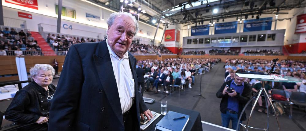 Der NS-Zeitzeuge Ivar Buterfas-Frankenthal berichtete in der MBS-Arena vor 2000 Schülerinnen und Schülern von seinen Erlebnissen.
