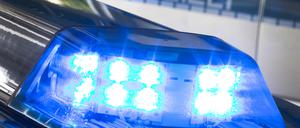 Ein Blaulicht leuchtet auf dem Dach eines Polizeiwagens.