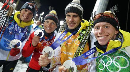 Die könnt ihr bald eintauschen. Die Silbermadaillengewinner in der Staffel im Biathlon bei den Olympischen Spielen in Sotschi, Simon Schempp (l.-r.), Erik Lesser, Arnd Peiffer and Daniel Boehm.
