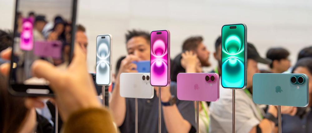 Geräte des neuen Modells iPhone 16 sind nach der Vorstellung im Apple-Hauptquartier zu sehen.