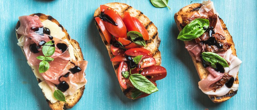 Mit massig Balsamico-Creme verziert: italienische Bruschetta.