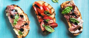 Mit massig Balsamico-Creme verziert: italienische Bruschetta.